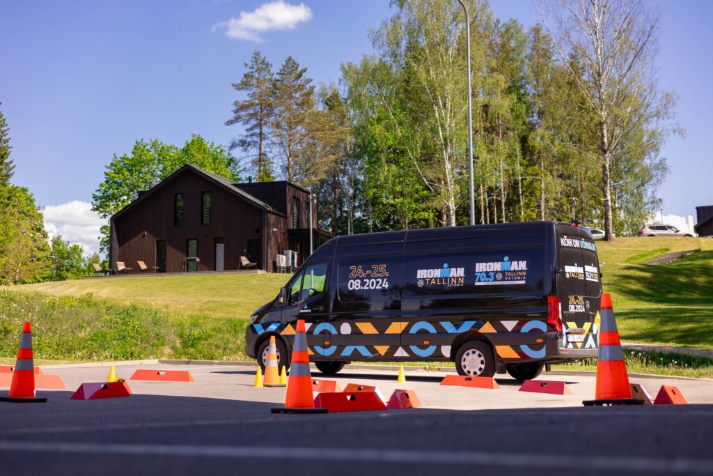 Ironman Tallinna kleebistega kaubik