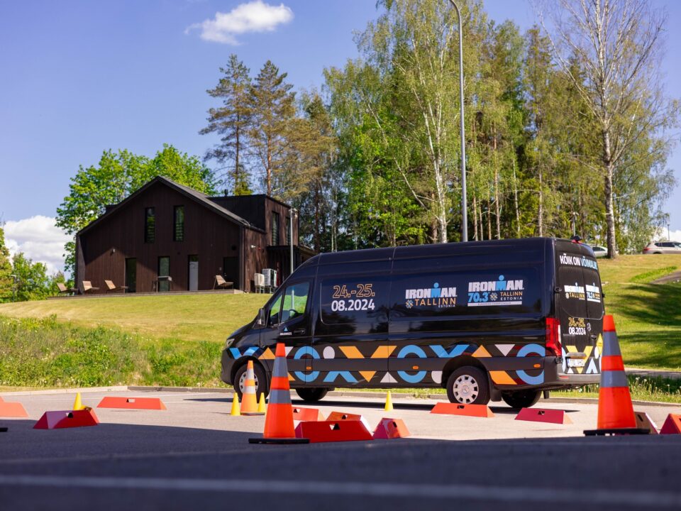 Ironman Tallinna kleebistega kaubik